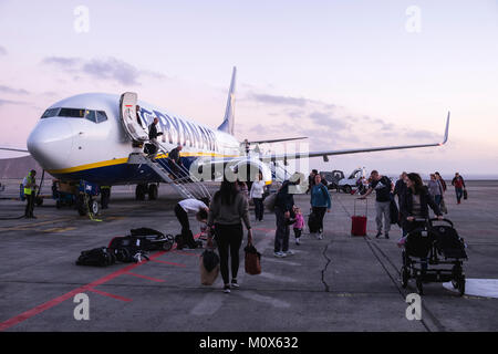 Die Passagiere aussteigen einen Ryanair Flug durch den vorderen Schritte auf dem Asphalt nach der Ankunft in Tenerife Sur Reina Sofia Flughafen, Kanarische Inseln, Spanien Stockfoto
