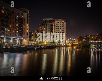 Clarence Dock/Leeds Dock in Leeds, West Yorkshire, UK in der Nacht Stockfoto