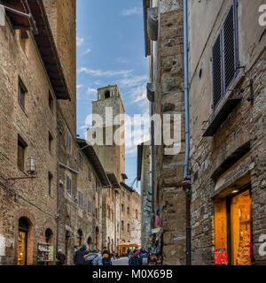 Wandern auf der Via San Matteo im Abendlicht, San Gimignano, Siena, Toskana, Italien Stockfoto