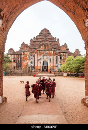 Gruppe der Novizen glücklich Eingabe Dhammayangyi Tempel für das Morgengebet, Bagan, Myanmar Stockfoto
