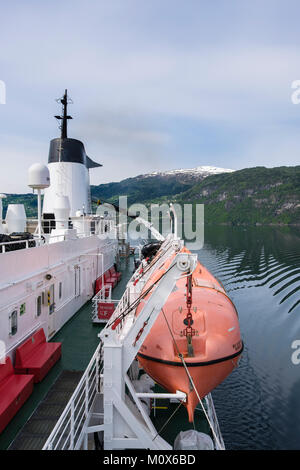 Geschlossene Rettungsboot davits hängend an der Seite von Cruise Ship Segeln in einem Fjord. Sogn und Fjordane, Norwegen, Skandinavien Stockfoto