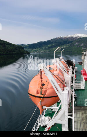 Geschlossene Rettungsboot davits Hängend auf der Seite des MS Expedition Cruise Ship Segeln in einem Fjord. Sogn und Fjordane, Norwegen, Skandinavien Stockfoto