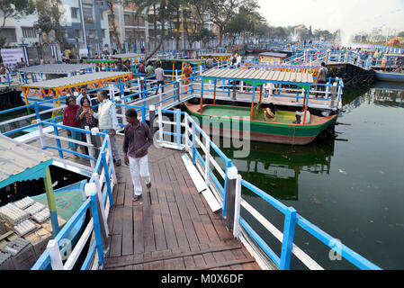 Kolkata, Indien. 24 Jan, 2018. Blick auf schwimmenden Markt an Patuli. Die Länder der ersten schwimmenden Markt in Metro City präsentiert von Chief Minister Mamata Banerjee bei Patuli mit 114 Booten und 280 Shop Verkauf von Fisch, Fleisch, Gemüse und andere Lebensmittel. Credit: Saikat Paul/Pacific Press/Alamy leben Nachrichten Stockfoto