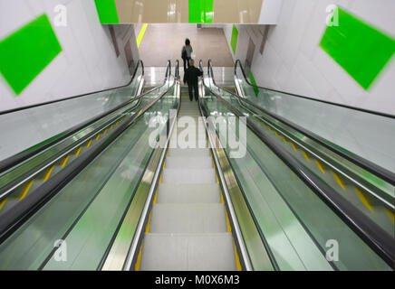 Motion verschwommenes Bild der Rolltreppe in der modernen U-Bahn. Stockfoto