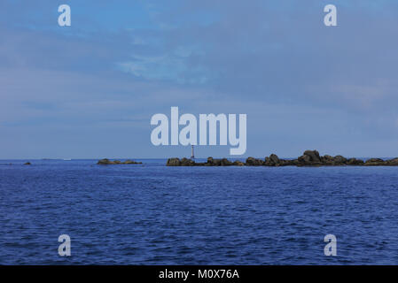 Der Bischof Rock Leuchtturm der Welt kleinste Insel mit einem Gebäude und des westlichen Felsen von Annet Insel Scilly Inseln, Großbritannien. Stockfoto