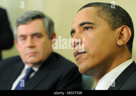 Washington, DC - März 3, 2009 -- USA-Präsident Barack Obama (R) im Gespräch mit den Mitgliedern der Mittel neben Premierminister Gordon Brown in Großbritannien nach einem Treffen im Oval Office im Weißen Haus in Washington am Dienstag, 3. März 2009. Credit: Kevin Dietsch/Pool über CNP/MediaPunch Stockfoto