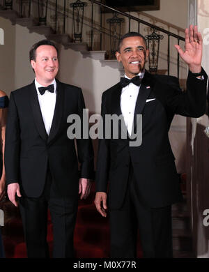 Us-Präsident Barack Obama (R) und der britische Premierminister David Cameron (L) posieren für ein offizielles Foto bei der großen Treppe des Weißen Hauses März 14, 2012, Washington, DC. Premierminister Cameron wurde auf einem dreitägigen Besuch in den USA und hatte er Gespräche mit Präsident Obama früh am Tag. . Credit: Alex Wong/Pool über CNP/MediaPunch Stockfoto