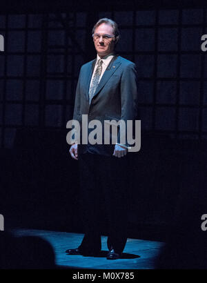 Richard Thomas, ein Mitglied der Shakespeare Theatre Company, führt einen kleinen Teil von Shakespeares "Richard II" für Camilla, Herzogin von Cornwall, Ehefrau von Prince Charles in Großbritannien, in der Sidney Harman Hall in Washington, D.C. am Mittwoch, 18. März 2015. Credit: Ron Sachs/CNP/MediaPunch Stockfoto