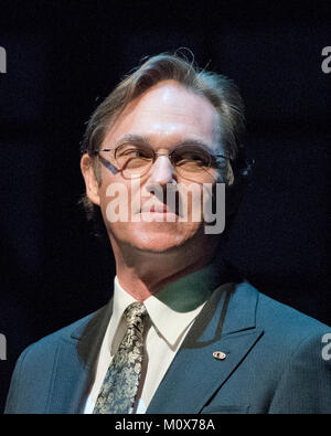 Richard Thomas, ein Mitglied der Shakespeare Theatre Company, führt einen kleinen Teil von Shakespeares "Richard II" für Camilla, Herzogin von Cornwall, Ehefrau von Prince Charles in Großbritannien, in der Sidney Harman Hall in Washington, D.C. am Mittwoch, 18. März 2015. Credit: Ron Sachs/CNP/MediaPunch Stockfoto