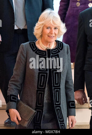 Camilla, Herzogin von Cornwall, Ehefrau von Prince Charles in Großbritannien, fährt nach einem Besuch in der Shakespeare Theatre Company in der Sidney Harman Hall in Washington, D.C. am Mittwoch, 18. März 2015. Credit: Ron Sachs/CNP/MediaPunch Stockfoto