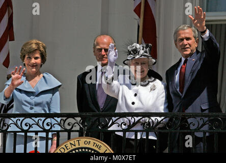 WASHINGTON - Mai 07: SEINE KÖNIGLICHE HOHEIT Königin Elizabeth II (2nd-R) Wellen im Stehen mit US-Präsident George W. Bush (R), Prinz Philip, Herzog von Edinburgh (2nd-L) und Laura Bush während der Zeremonie auf dem Südrasen des Weißen Hauses den 7. Mai 2007 in Washington, DC. Königin Elizabeth II. und Prinz Philip, Herzog von Edinburgh sind auf einer 6-tägigen Reise in die Vereinigten Staaten. (Foto von Mark Wilson/Getty Images)/MediaPunch Stockfoto