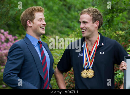 Prinz Harry Gespräche mit Kapitän Simon Maxwell, British Royal Marines, die verletzten Krieger spiele Medaillenträger bei einem Empfang für US-amerikanische und britische verletzten Krieger, der britische Botschafter in Washington, D.C. am 7. Mai 2012. . Credit: Kevin Dietsch/Pool über CNP/MediaPunch Stockfoto