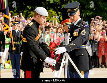 Der britische Prinz Harry, Links, und der Armee Sgt. 1. Klasse Tanner Welch, Feldwebel der Wache, Grabmal des Unbekannten Soldaten, 3. US-Infanterie Regiment (Die Alte Garde), einen Kranz am Grab der Unbekannten auf dem Arlington National Cemetery am 10. Mai 2013..Mandatory Credit: luisito Brooks/DoD über CNP/MediaPunch Stockfoto