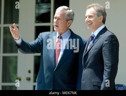 US-Präsident George W. Bush (L) begrüßt der britische Premierminister Tony Blair im Weißen Haus für das Mittagessen, in Washington am 26. Mai 2006. (UPI Foto/Kevin Dietsch)/MediaPunch Stockfoto