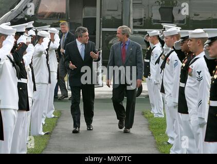 CAMP DAVID, MD - 29. Juli: (AFP) US-Präsident George W. Bush (R) begrüßt der britische Premierminister Gordon Brown, nachdem er in Camp David Juli 29, 2007 in Camp David, Maryland. Die beiden politischen Führer nehmen an Versammlungen zu vielen Themen wie die Situation im Irak und in Afghanistan zu diskutieren. (Foto von Mark Wilson/Getty Images)/MediaPunch Stockfoto