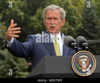 Camp David, MD - Juli 30, 2007 -- USA-Präsident George W. Bush in einer gemeinsamen Presse Verfügbarkeit mit Gordon Brown, Premierminister des Vereinigten Königreichs in Camp David, Maryland beteiligt sich am Montag, 30. Juli 2007. Quelle: Ron Sachs/Pool über CNP/MediaPunch Stockfoto