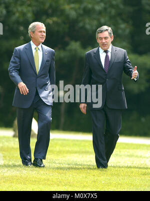 Camp David, MD - Juli 30, 2007 -- USA-Präsident George W. Bush in einer gemeinsamen Presse Verfügbarkeit mit Gordon Brown, Premierminister des Vereinigten Königreichs in Camp David, Maryland beteiligt sich am Montag, 30. Juli 2007. Quelle: Ron Sachs/Pool über CNP/MediaPunch Stockfoto