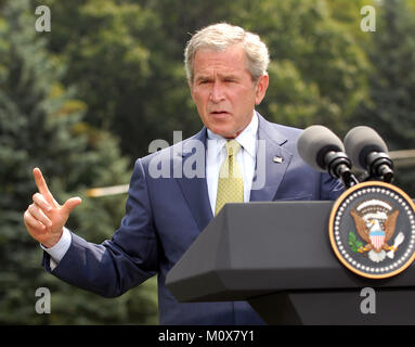 Camp David, MD - Juli 30, 2007 -- USA-Präsident George W. Bush in einer gemeinsamen Presse Verfügbarkeit mit Gordon Brown, Premierminister des Vereinigten Königreichs in Camp David, Maryland beteiligt sich am Montag, 30. Juli 2007. Quelle: Ron Sachs/Pool über CNP/MediaPunch Stockfoto