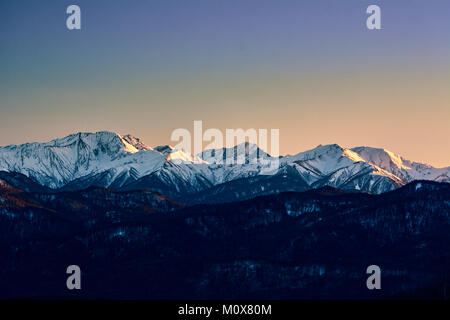 Schneebedeckte Berge bei Sonnenuntergang. Adygea, der Nordkaukasus, Russland. Stockfoto
