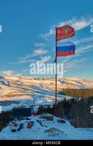 Die Inschrift: Auf die Flagge: UDSSR. Ehre sei dem großen Sieg, auf dem Denkmal: Pass der militärischen Ruhm und eine Beschreibung der Heroismus der Sowjetischen sol Stockfoto