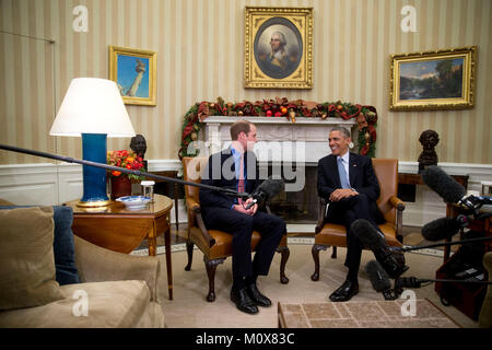 Präsidenten der Vereinigten Staaten Barack Obama, rechts, trifft Prinz William, der Herzog von Cambridge, im Oval Office des Weißen Hauses in Washington, D.C., USA, am Montag, 8. Dezember 2014. Obama Prinz William bei seinem ersten Besuch im Weißen Haus der Herzog von Cambridge für die Gastfreundschaft der britischen königlichen Familie danken, die während der Präsidentschaftswahlen Besuche in Großbritannien und unterstreichen die besondere Beziehung zwischen den Vereinigten Staaten und dem Vereinigten Königreich begrüßt, "das Weiße Haus sagte bei der Bekanntgabe der besuchen. Credit: Andreas Harrer/Pool über CNP/MediaPunch Stockfoto