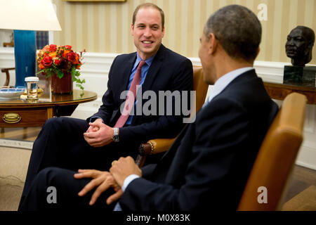 Präsidenten der Vereinigten Staaten Barack Obama, rechts, trifft Prinz William, der Herzog von Cambridge, im Oval Office des Weißen Hauses in Washington, D.C., USA, am Montag, 8. Dezember 2014. Obama Prinz William bei seinem ersten Besuch im Weißen Haus der Herzog von Cambridge für die Gastfreundschaft der britischen königlichen Familie danken, die während der Präsidentschaftswahlen Besuche in Großbritannien und unterstreichen die besondere Beziehung zwischen den Vereinigten Staaten und dem Vereinigten Königreich begrüßt, "das Weiße Haus sagte bei der Bekanntgabe der besuchen. Credit: Andreas Harrer/Pool über CNP/MediaPunch Stockfoto