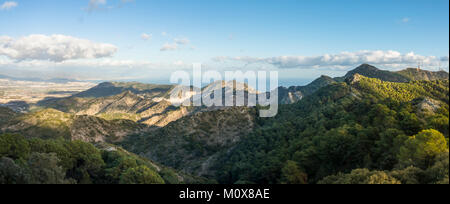 Panoramablick auf die Sierra de Mijas, Berge, Blick nach Osten in Richtung Malaga, Andalusien, Spanien Stockfoto