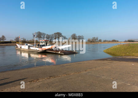 , Fähre, Fähre überqueren Maas, Maas, Berg Aan de Maas, Grenze zwischen den Niederlanden und Belgien. Stockfoto