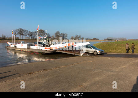 Auto fahren, Fähre, Fähre überqueren Maas, Maas, Berg Aan de Maas, Grenze zwischen den Niederlanden und Belgien. Stockfoto