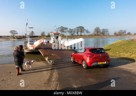 Auto auf der Fähre, Fähre, Fähre überqueren Maas, Maas, Berg Aan de Maas, Grenze zwischen den Niederlanden und Belgien. Stockfoto