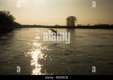 Floater von, Fähre, Fähre überqueren Maas, Maas, Berg Aan de Maas, Grenze zwischen den Niederlanden und Belgien. Stockfoto