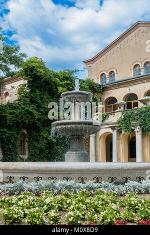 Antike Brunnen bauen und Wolken im Hintergrund Stockfoto