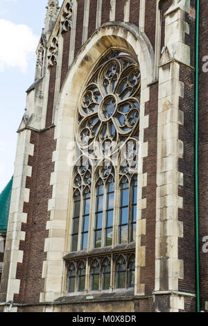 Lancet Fenster der Kathedrale mit einer Blume Stockfoto