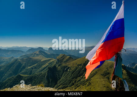 Russische Flagge auf dem Gipfel des Berges Stockfoto