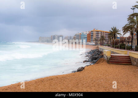 Mediterranean Beach winter storm Tag in Blanes, Costa Brava, Katalonien, Spanien. Stockfoto