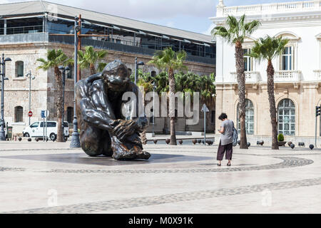 Urbane Kunst, Skulptur in Bronze, El Zulo von Victor Ochoa in Hafen von Cartagena, Spanien. Stockfoto