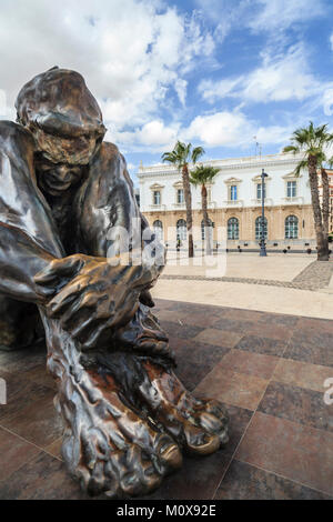 Urbane Kunst, Skulptur in Bronze, El Zulo von Victor Ochoa in Hafen von Cartagena, Spanien. Stockfoto