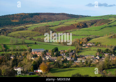 Clunton Dorf, in der Nähe von Clun in South Shropshire Landschaft unter Begraben, Gräben, von Clunton Niederwald Nature Reserve, England gesehen, Großbritannien Stockfoto