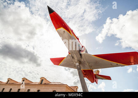 Urban Art, Jet-CASA C-101 Aviojet ¨ in Cartagena, Spanien mit Strom versorgt. Stockfoto