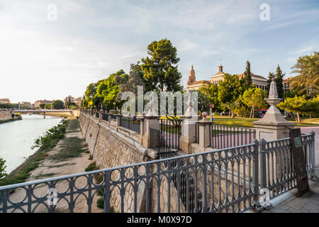 Allgemeine Blick auf die Stadt, den Fluss Segura und historischen Gebäuden, Murcia, Spanien. Stockfoto