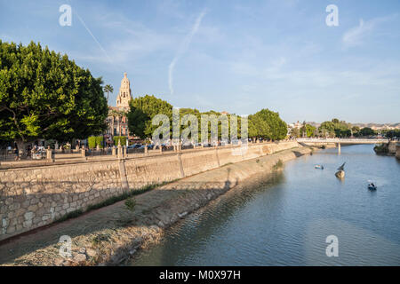 Allgemeine Blick auf die Stadt und Fluss Segura, historisches Zentrum, Murcia, Spanien. Stockfoto