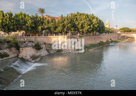 Allgemeine Blick auf die Stadt, den Fluss Segura und historischen Gebäuden, Murcia, Spanien. Stockfoto