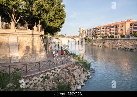 Allgemeine Blick auf die Stadt, den Fluss Segura und historischen Gebäuden, Murcia, Spanien. Stockfoto