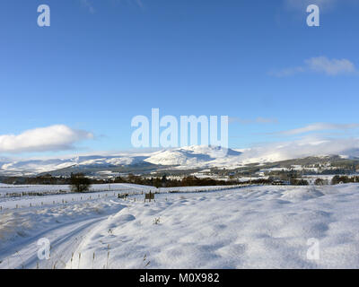 Die badenoch Weg, ein Wanderweg von Aviemore auf Insh Sümpfe in den Highlands von Schottland, Inverness-shire. In Richtung Süden auf Monadhliath Mountains Stockfoto