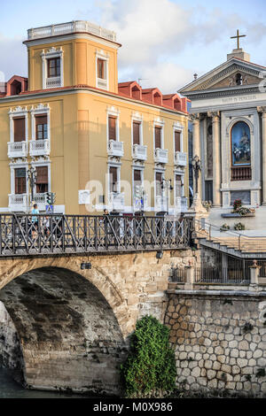 Blick auf die Stadt, gewölbten Steinbrücke, Puente de los Peligros und alten Gebäuden, Murcia, Spanien. Stockfoto