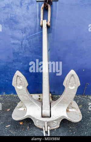 Großer Anker lehnte sich an eine Wand. Stockfoto