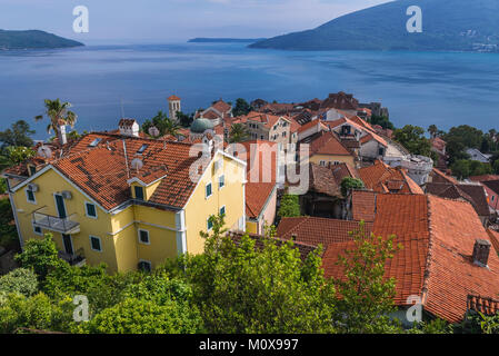 Luftaufnahme von Kanli kula Festung der Altstadt von Herceg Novi Stadt an der Adria Küste der Bucht von Kotor in Montenegro Stockfoto