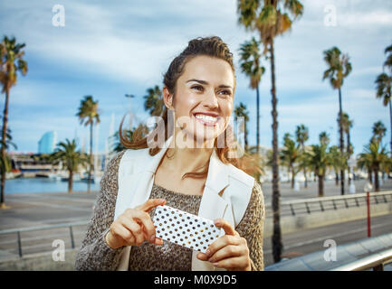 in Barcelona für einen perfekten Winter. trendige Mode-Monger in Barcelona, Spanien schreiben Sms lächelnd Stockfoto