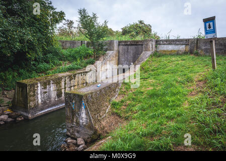 Eine einzigartige Überquerung von zwei kleinen Wasserkanälen an der Wende des 19. und 20. Jahrhunderts in Silice Dorf gebaut, Woiwodschaft Ermland-Masuren, Polen Stockfoto