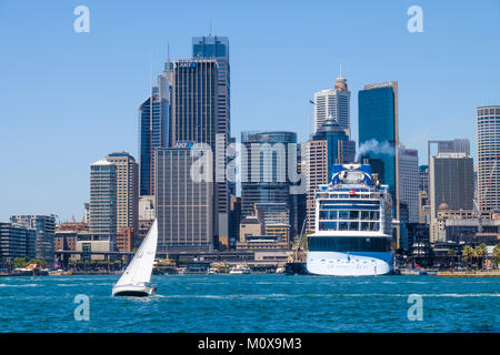 Die Royal Caribbean Ovation der Meere Kreuzfahrtschiff mit Wolkenkratzern von Sydney CBD im Hintergrund. Blick von Kirribilli. Stockfoto